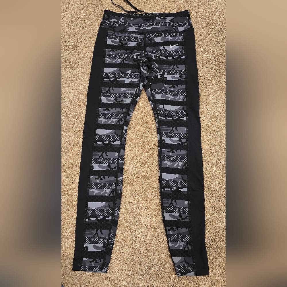 Nike Women's Medium Black and Gray Patterned Leggings
